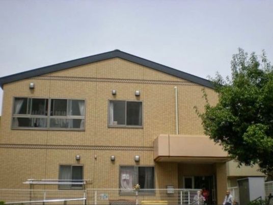 落ち着いた色合いの建物外観