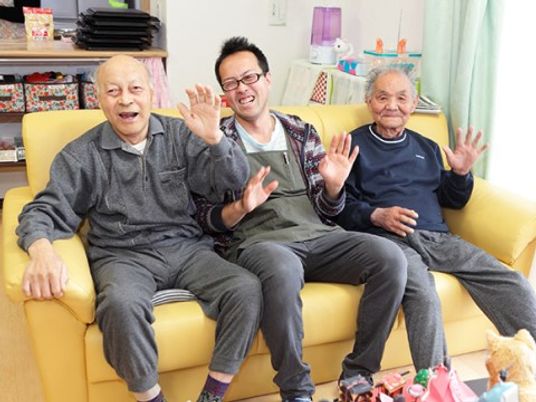 笑顔の三人がソファに