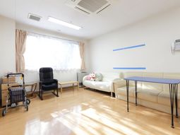明るい共有ラウンジ