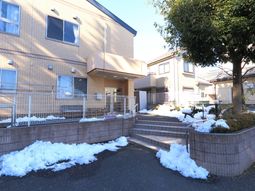 明るい外観の建物エントランス