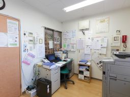 事務所の整然とした様子