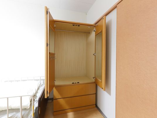 整頓された居室のクローゼット