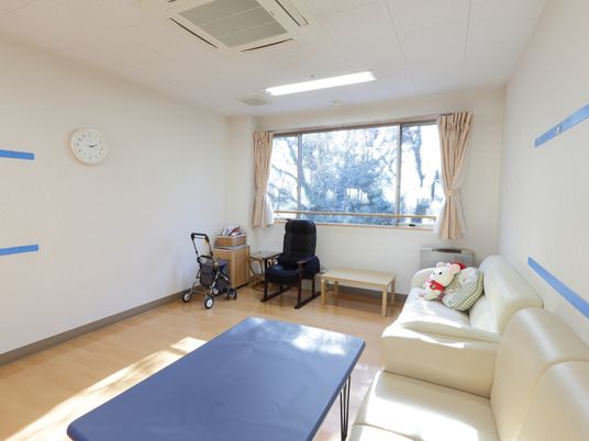 明るい居室の一角