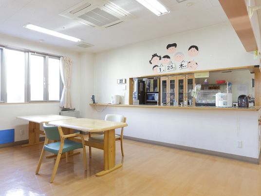 明るい広々とした食堂