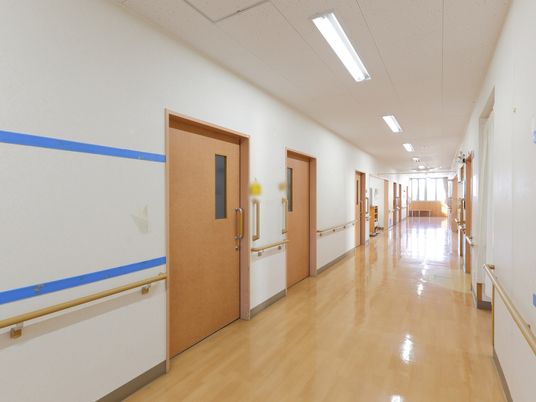 広々とした明るい廊下