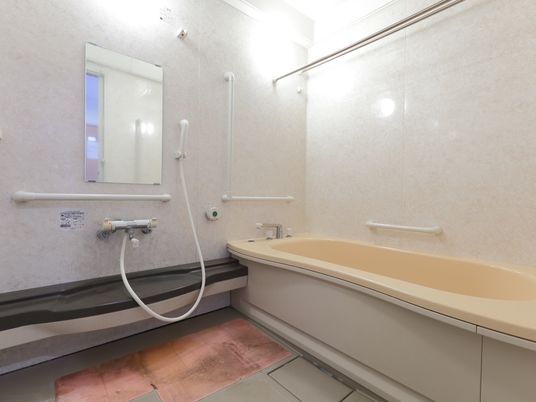 バリアフリー設計の浴室