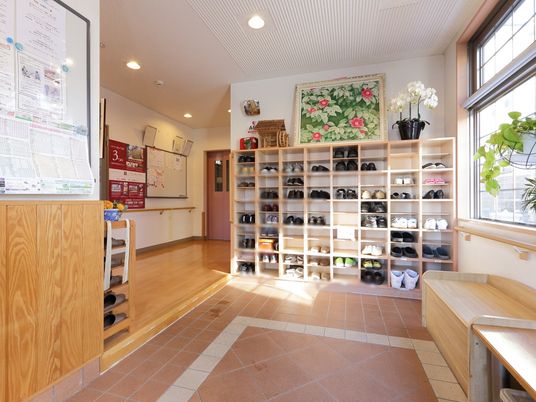 明るく清潔なエントランス