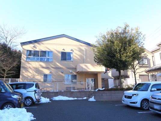 穏やかな外観の建物