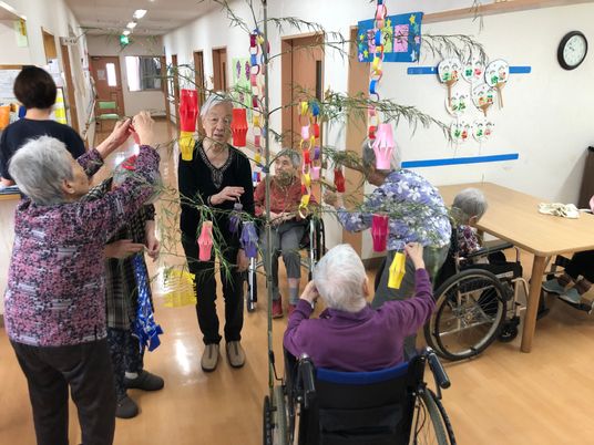 お祭り飾り付け中の廊下
