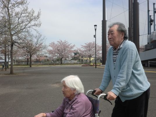散歩中の高齢者二人