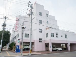 白い建物の外観  