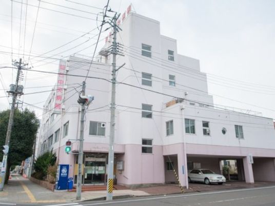 白い建物の外観  