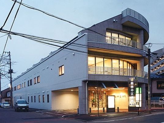 夕方の施設外観  