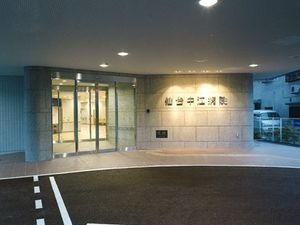 施設の玄関前  