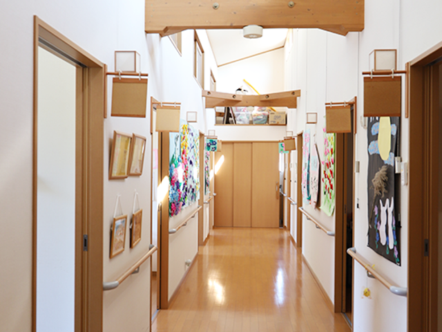 作品が並ぶ廊下 廊下 壁に飾られたアート作品が、居心地の良い落ち着いた空間を演出しています。