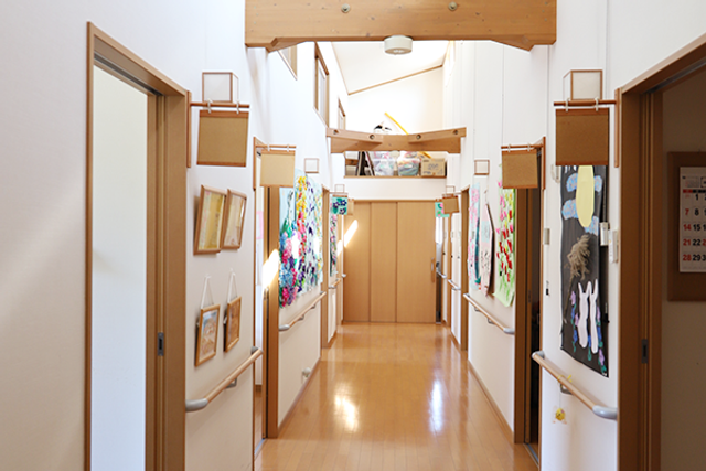 作品が並ぶ廊下 廊下 壁に飾られたアート作品が、居心地の良い落ち着いた空間を演出しています。
