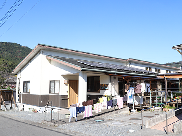 洗濯物が干された庭 外観 青空の下、洗濯物が風に揺れている場所です。働く人にとって、リラックスした環境が感じられます。