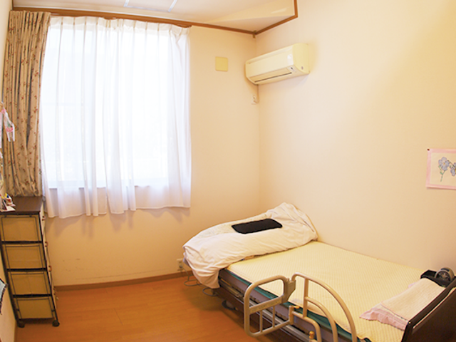静かな明るい居室 居室 広々とした居室は、明るい自然光が差し込む快適な空間です。ベッドサイドも使いやすく整っています。