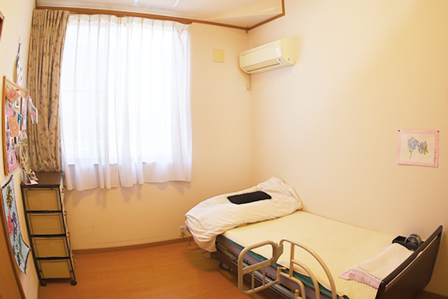 静かな明るい居室 居室 広々とした居室は、明るい自然光が差し込む快適な空間です。ベッドサイドも使いやすく整っています。