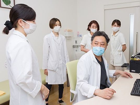 スタッフが集まる相談室  