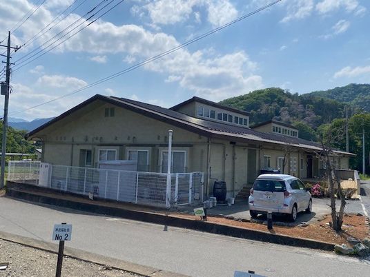 山に囲まれた施設の外観