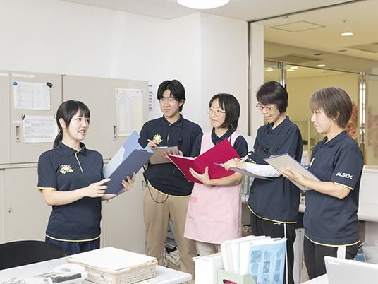 活気あるスタッフの打ち合わせ
