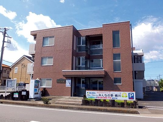 赤茶色の建物の外観
