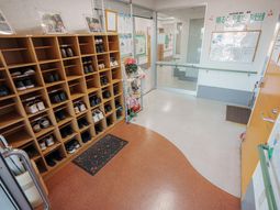 玄関と案内看板のあるエントランス