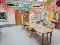 活気に満ちた共用食堂