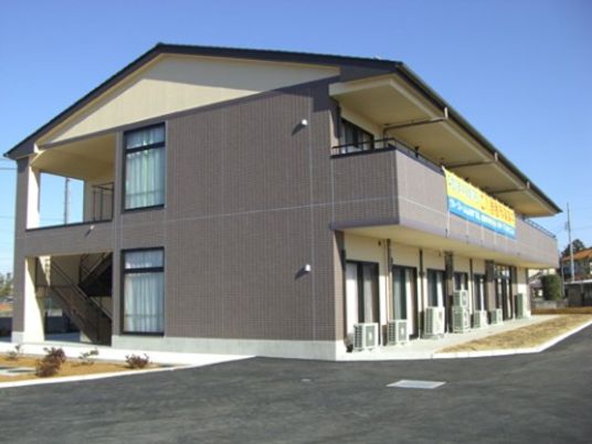 明るい外観の建物