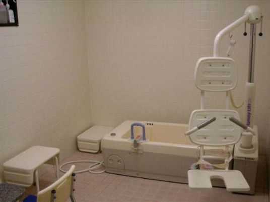 バリアフリー設計の浴室