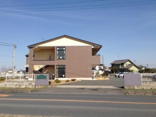 茶色い外壁の建物外観