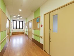 明るく清潔な廊下の様子