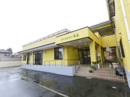 黄色い外壁のエントランス