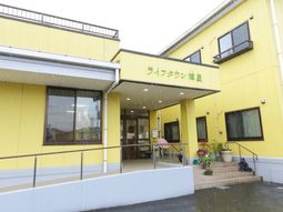 黄色い建物のエントランス