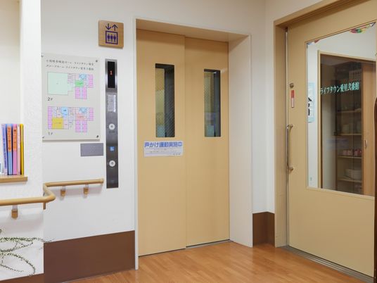 廊下とエレベーターの様子
