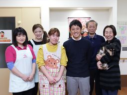 笑顔のスタッフと愛犬