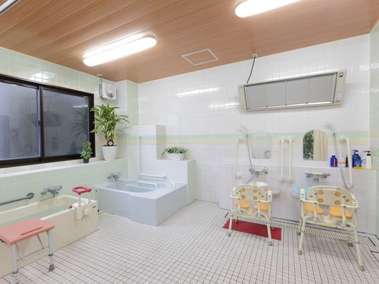 清潔感のある明るい浴室