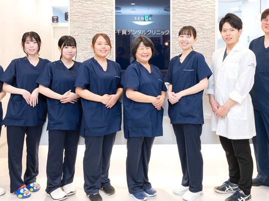 制服姿のスタッフ集合  