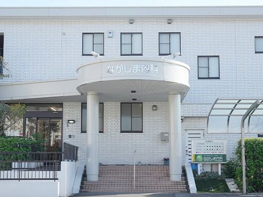 病院風の建物外観  