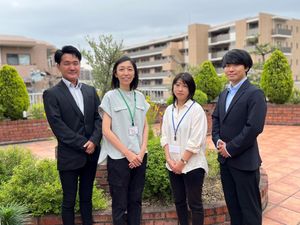屋外で並ぶ職員  