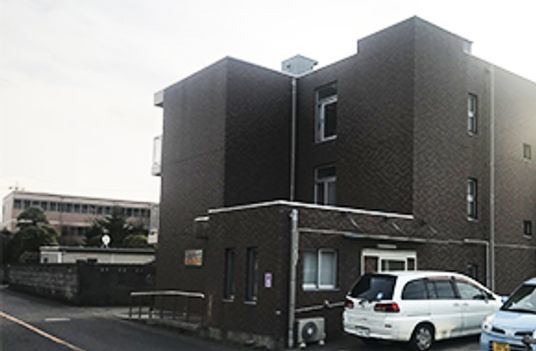 静かな建物の外観
