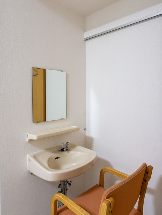 明るい洗面台の様子