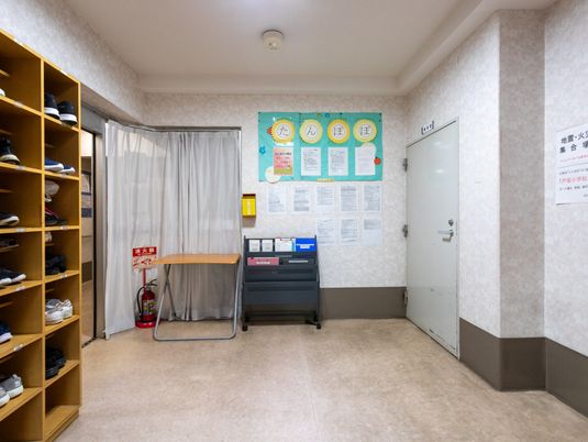 掲示物のある廊下