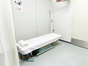 機能訓練室のベッド  