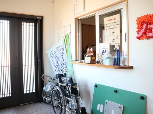 入口の受付と車椅子