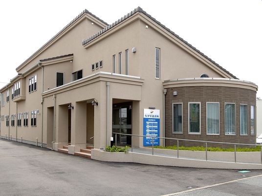 落ち着いた外観の建物  