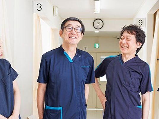 笑顔のスタッフが並ぶ廊下  