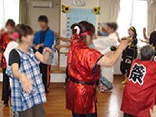 盆踊りイベントをする人々