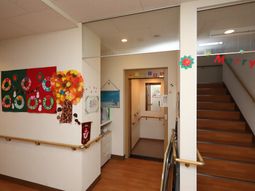 飾り付けられた廊下と階段